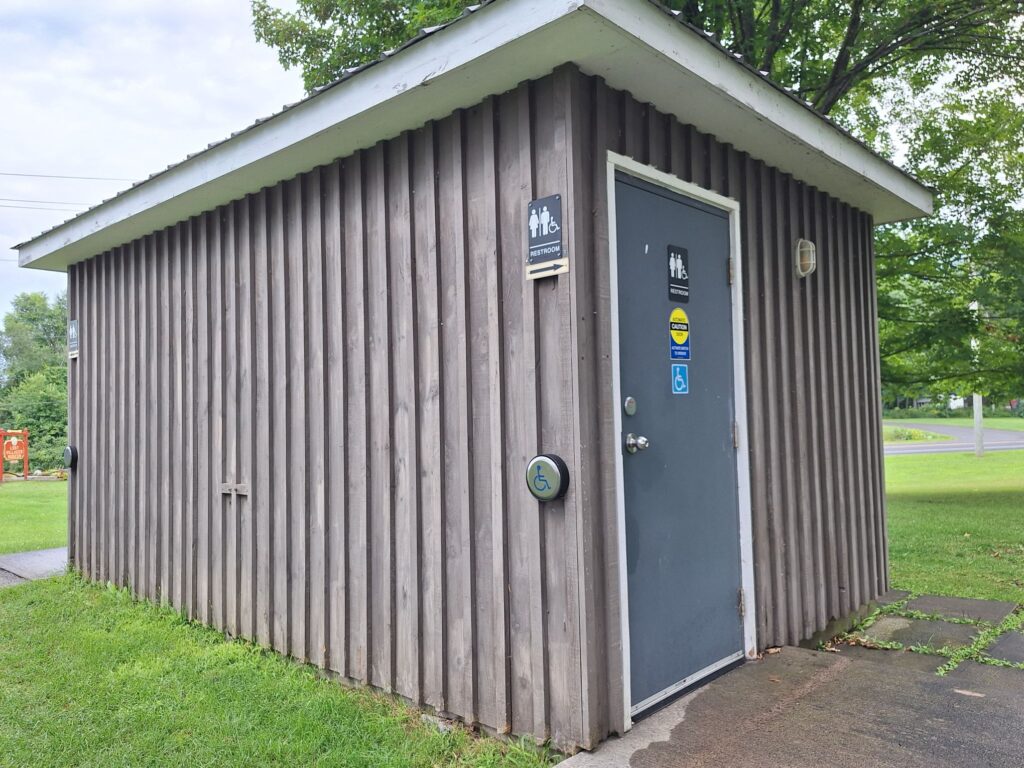 Wheelchair-accessible public washroom