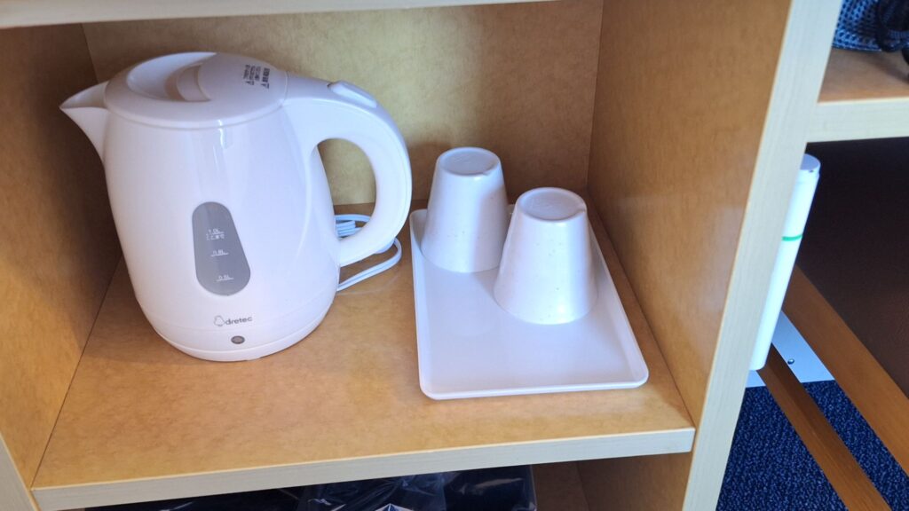 A kettle and cups in Toyoko Inn Ichinoseki Ekimae