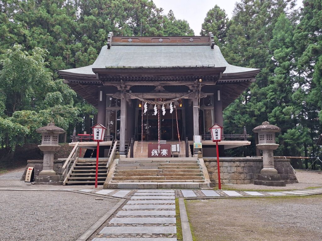 A little shrine next to Tsuruyama Park