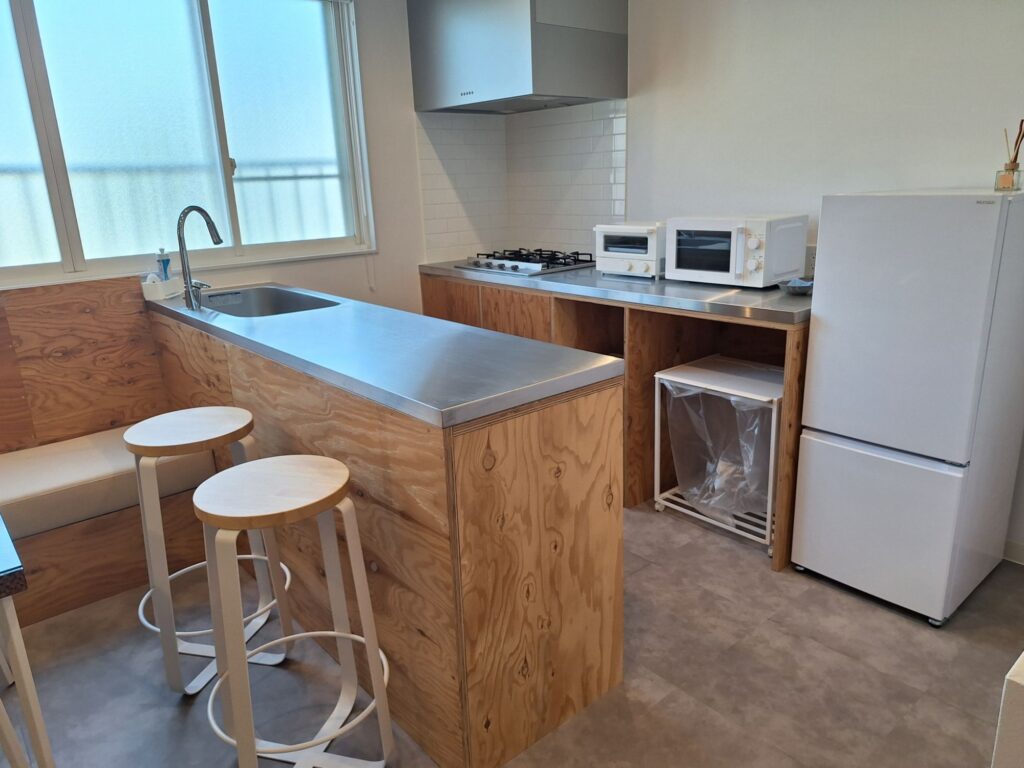 The shared kitchen in Irigo Apartment Hotel