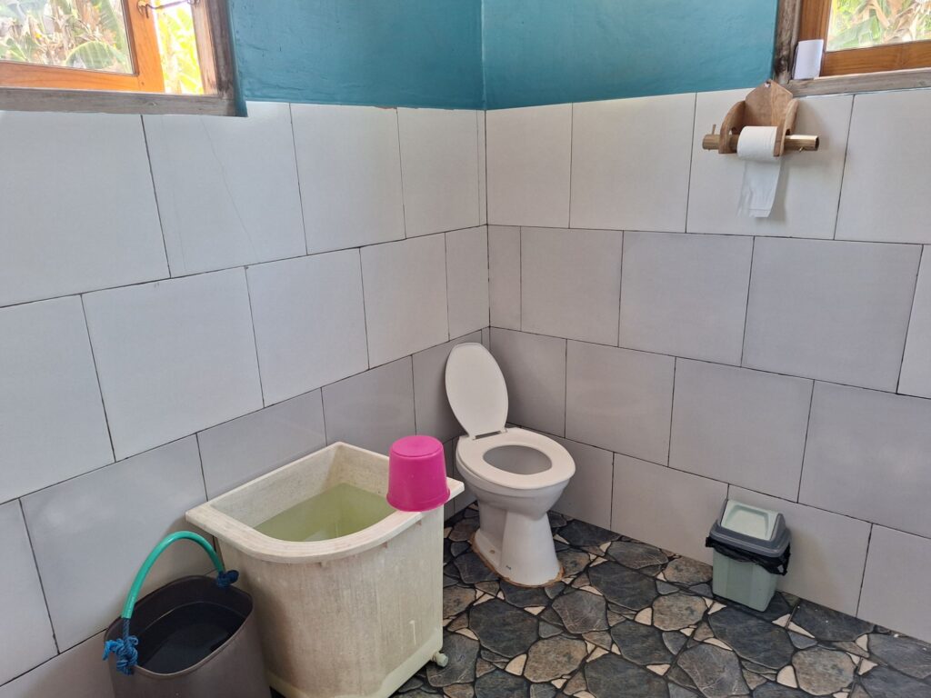 The shared bathroom in Bela Mori Homestay