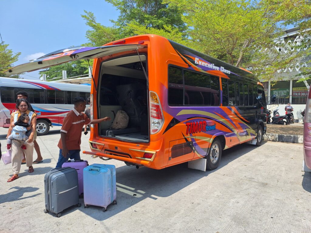 The bus arrived in the Indonesian immigration at the border 