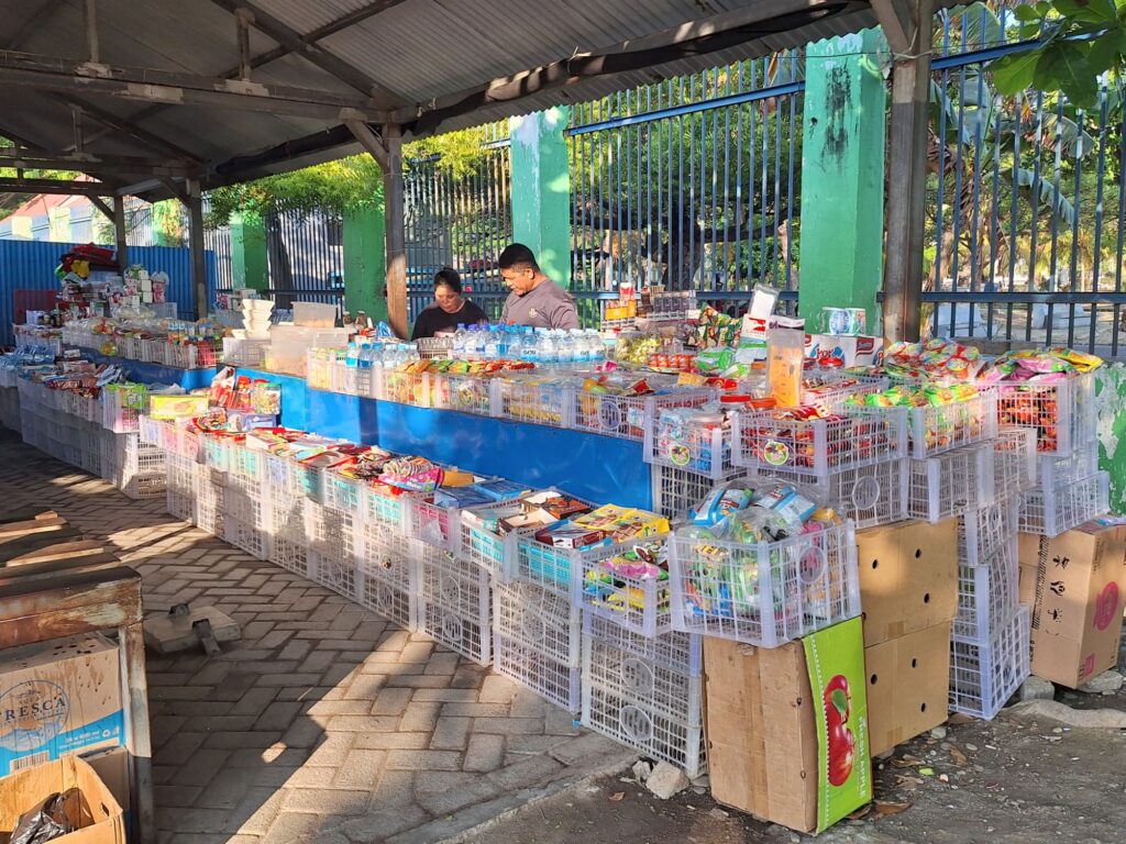 Food seller at the Porto Dili